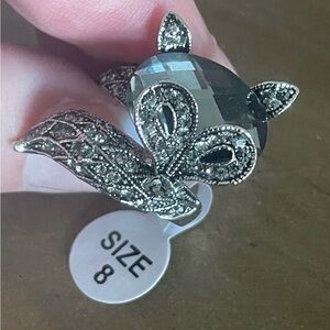 BNWT Elegant Silver Fox Ring